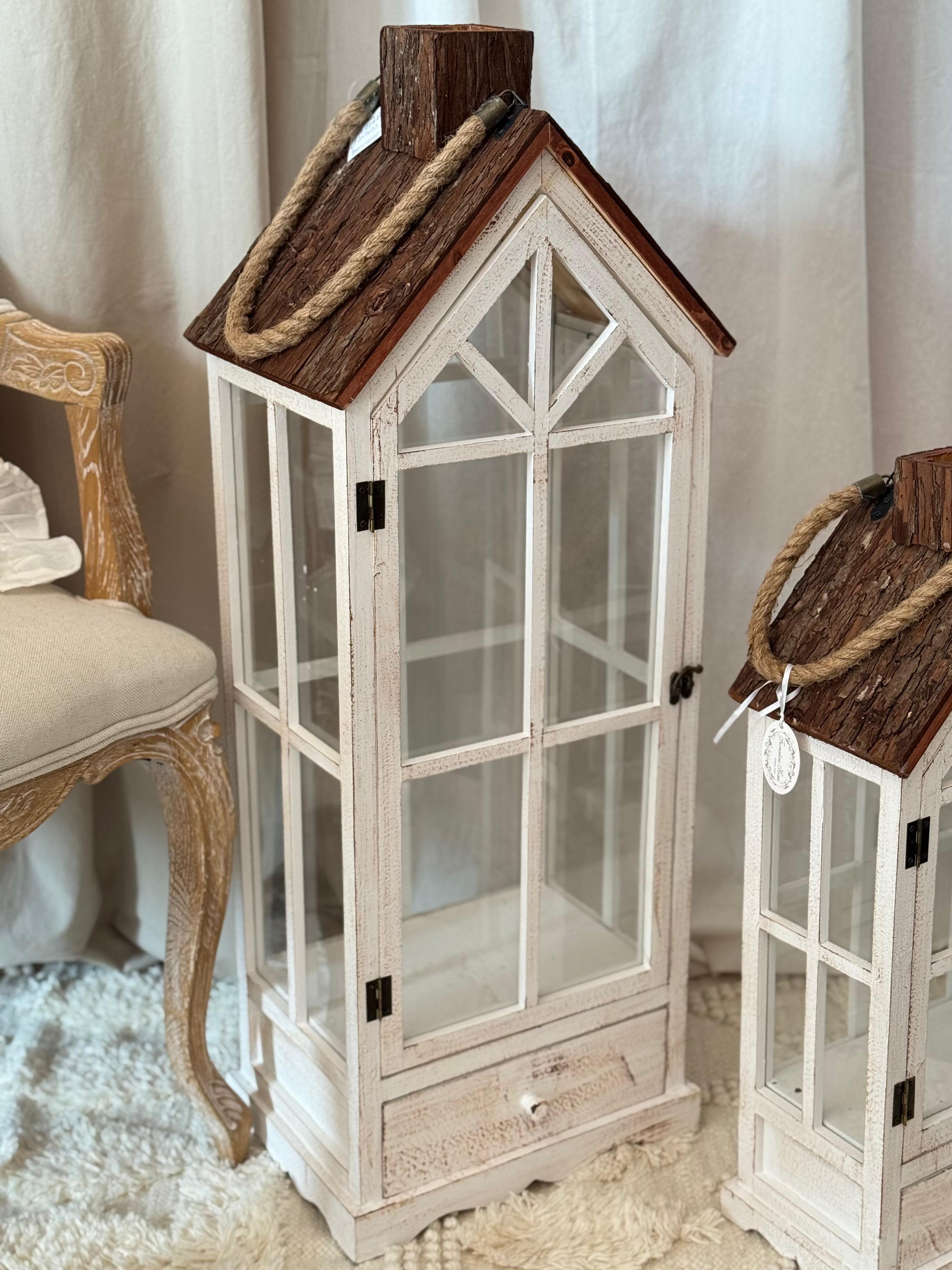 Lanterna in legno bianco con tetto marrone e manico in corda - H.90x23x33 cm - Belda